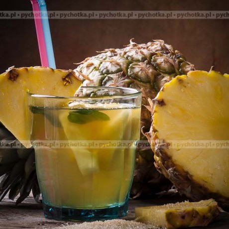 Napój z kawałkami ananasa